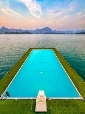 Tayland, Surat Thani 'deki Khao Sok Ulusal Parkı' ndaki Cheow lan Gölü 'nde yüzen bungalov. Güney Doğu Asya