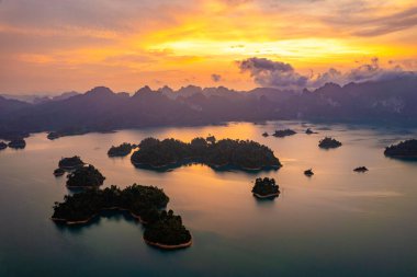 Güneş doğarken Khao Sok Ulusal Parkı 'nın hava görüntüsü Cheow lan Gölü, Surat Thani, Tayland, Güney Doğu Asya