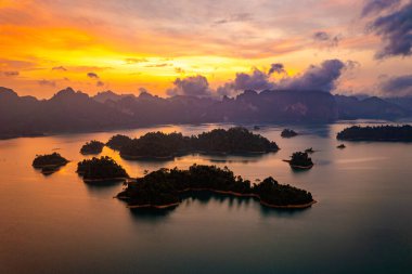 Güneş doğarken Khao Sok Ulusal Parkı 'nın hava görüntüsü Cheow lan Gölü, Surat Thani, Tayland, Güney Doğu Asya