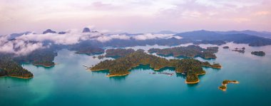 Güneş doğarken Khao Sok Ulusal Parkı 'nın hava görüntüsü Cheow lan Gölü, Surat Thani, Tayland, Güney Doğu Asya