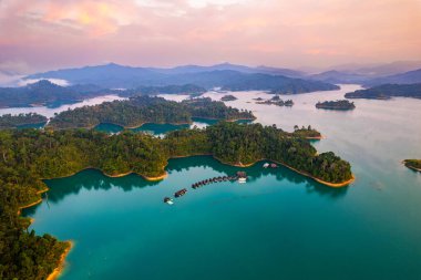 Tayland, Surat Thani 'deki Khao Sok Ulusal Parkı' ndaki Cheow lan Gölü 'nde yüzen bungalov. Güney Doğu Asya