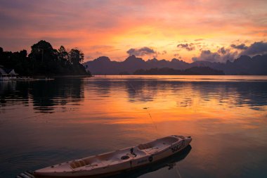 Tayland, Surat Thani 'deki Khao Sok Ulusal Parkı' ndaki Cheow lan Gölü 'nde yüzen bungalov. Güney Doğu Asya