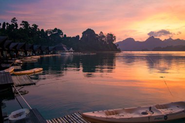 Tayland, Surat Thani 'deki Khao Sok Ulusal Parkı' ndaki Cheow lan Gölü 'nde yüzen bungalov. Güney Doğu Asya
