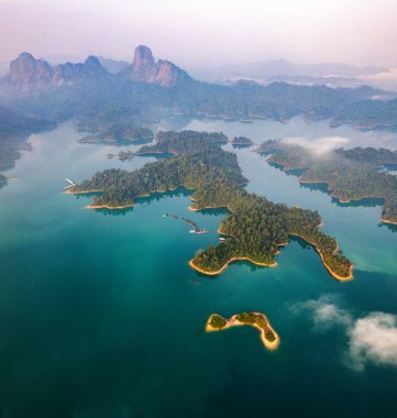 Tayland, Surat Thani 'deki Khao Sok Ulusal Parkı' ndaki Cheow lan Gölü 'nde yüzen bungalov. Güney Doğu Asya