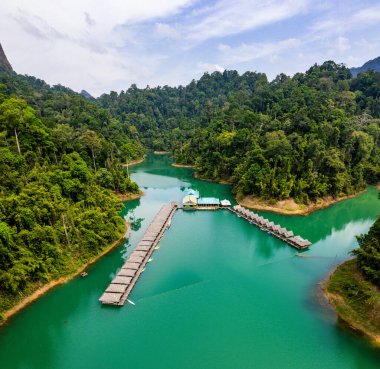 Tayland, Surat Thani 'deki Khao Sok Ulusal Parkı' ndaki Cheow lan Gölü 'nde yüzen bungalov. Güney Doğu Asya