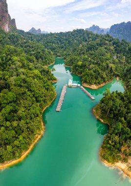 Tayland, Surat Thani 'deki Khao Sok Ulusal Parkı' ndaki Cheow lan Gölü 'nde yüzen bungalov. Güney Doğu Asya