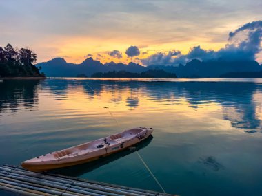 Tayland, Surat Thani 'deki Khao Sok Ulusal Parkı' ndaki Cheow lan Gölü 'nde yüzen bungalov. Güney Doğu Asya