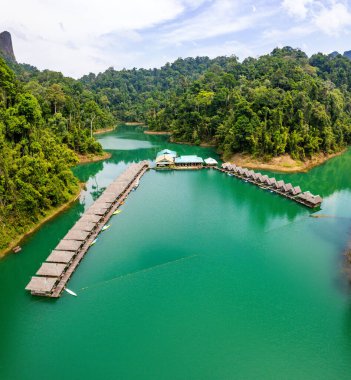 Tayland, Surat Thani 'deki Khao Sok Ulusal Parkı' ndaki Cheow lan Gölü 'nde yüzen bungalov. Güney Doğu Asya