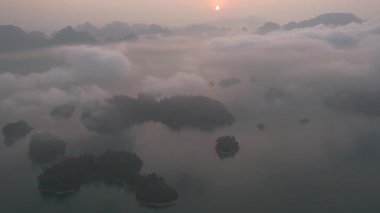 Güneş doğarken Khao Sok Ulusal Parkı 'nın hava görüntüsü Cheow lan Gölü, Surat Thani, Tayland, Güney Doğu Asya