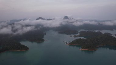 Güneş doğarken Khao Sok Ulusal Parkı 'nın hava görüntüsü Cheow lan Gölü, Surat Thani, Tayland, Güney Doğu Asya