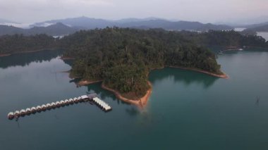 Tayland, Surat Thani 'deki Khao Sok Ulusal Parkı' ndaki Cheow lan Gölü 'nde yüzen bungalov. Güney Doğu Asya
