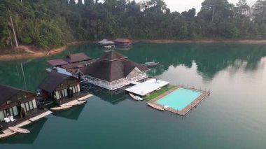 Tayland, Surat Thani 'deki Khao Sok Ulusal Parkı' ndaki Cheow lan Gölü 'nde yüzen bungalov. Güney Doğu Asya