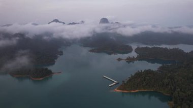 Güneş doğarken Khao Sok Ulusal Parkı 'nın hava görüntüsü Cheow lan Gölü, Surat Thani, Tayland, Güney Doğu Asya
