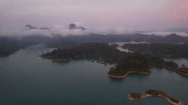 Güneş doğarken Khao Sok Ulusal Parkı 'nın hava görüntüsü Cheow lan Gölü, Surat Thani, Tayland, Güney Doğu Asya