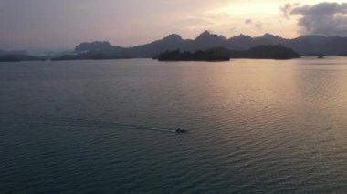 Güneş doğarken Khao Sok Ulusal Parkı 'nın hava görüntüsü Cheow lan Gölü, Surat Thani, Tayland, Güney Doğu Asya