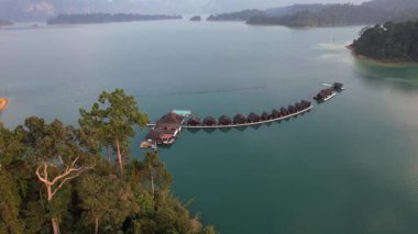 Tayland, Surat Thani 'deki Khao Sok Ulusal Parkı' ndaki Cheow lan Gölü 'nde yüzen bungalov. Güney Doğu Asya