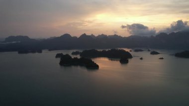 Güneş doğarken Khao Sok Ulusal Parkı 'nın hava görüntüsü Cheow lan Gölü, Surat Thani, Tayland, Güney Doğu Asya