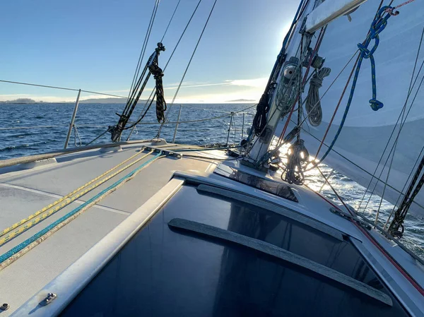 白いヨットのデッキからの海の景色 クルーズ旅行のコンセプト 海の休暇 — ストック写真