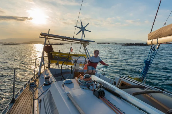 水手在日落时驾驶帆船 黄昏时分在公海上 — 图库照片