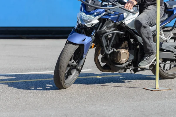 オートバイ学校での訓練垂直方向のラックの回り道クローズアップ ロイヤリティフリーのストック画像