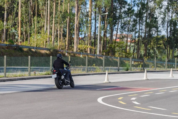 摩托车学校的训练 摩托车控制技能的训练 图库图片