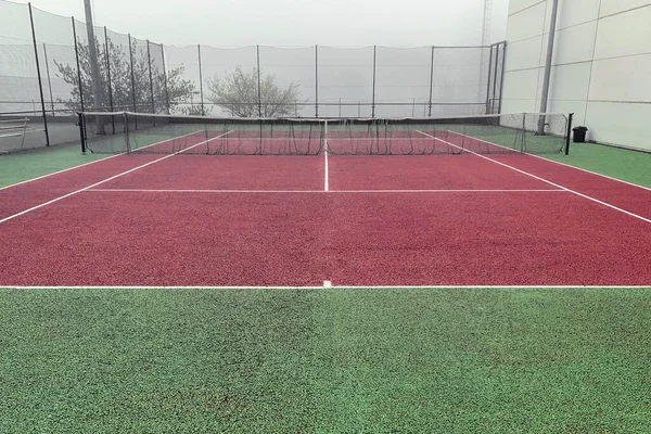 曇天下の人工芝のテニスコート — ストック写真