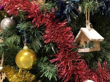 Noel süslemeleri Noel ağacı yakın çekim üzerinde