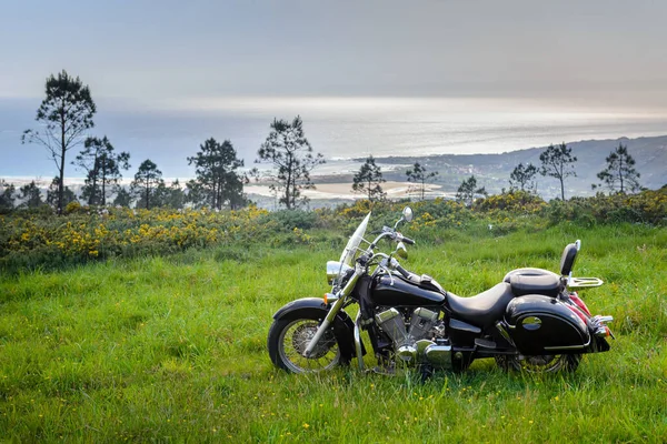Klassisches Benutzerdefiniertes Schwarzes Motorrad Vor Dem Hintergrund Einer Wunderschönen Landschaft — Stockfoto