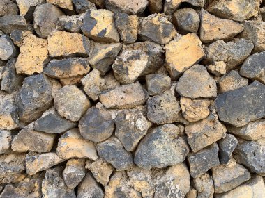 Büyük gri taşlardan oluşan duvar. Yakın plan, arkaplan, doku.