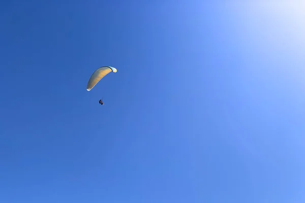 Paraglidista Proti Modré Obloze Zastřelen Zdola — Stock fotografie