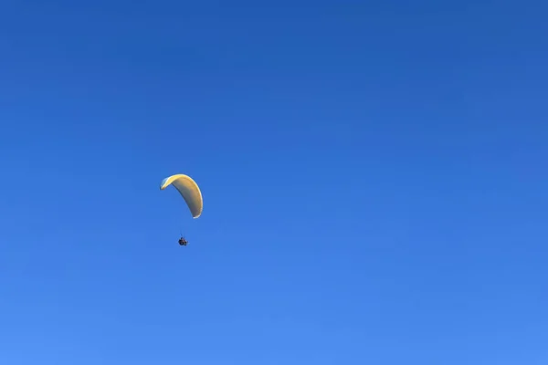 在蓝天的衬托下滑翔伞 从下面射出 — 图库照片