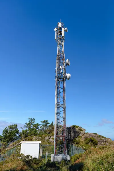Telekommunikationsantenne Gegen Blauen Himmel — Stockfoto