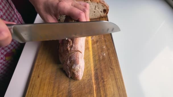 Frauenhände Schneiden Brot Auf Einem Schneidebrett Nahaufnahme Zeitlupe — Stockvideo