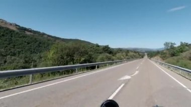 Asfalt yolda klasik bir motosiklet sürmek, yazın motosiklet sürmek, birinci şahıs manzarası, video 2k 60fps