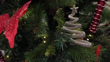 Noel ağacında Noel süsleri yanıp sönüyor, yavaş çekimde.