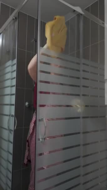 Gospodyni Wyciera Kabinę Prysznicową Wewnątrz Szmatą Koncepcja Pracy Domowej Higieny — Wideo stockowe