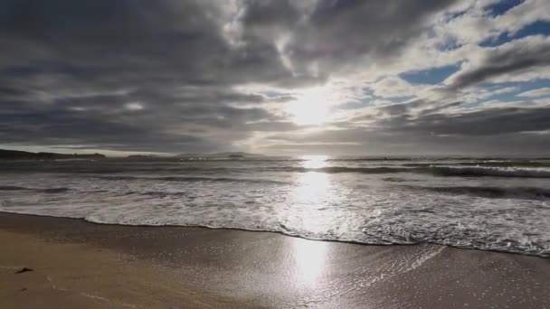 Fale Toczą Się Piaszczystej Plaży Tle Błękitnego Nieba Dramatycznymi Chmurami Klip Wideo
