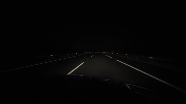 Widok Wnętrza Samochodu Nocnej Drodze Reflektorach — Wideo stockowe