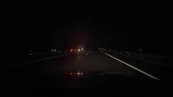 Motorista Dirige Usando Navegação Seu Telefone Painel Carro Noite Dirigindo — Vídeo de Stock