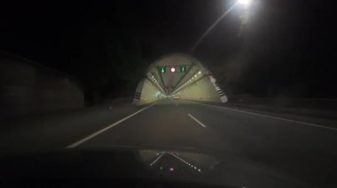 Aydınlatılmış bir tünelin içinden gece lambasının ışığında