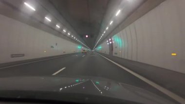 Aydınlatılmış bir tünelin içinden gece lambasının ışığında