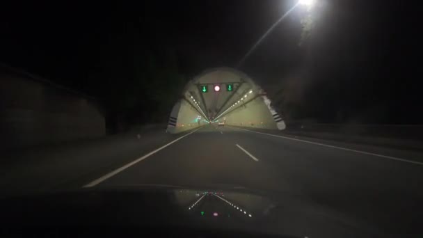夜間のヘッドライトの光で照らされたトンネルの車の中からの眺め — ストック動画