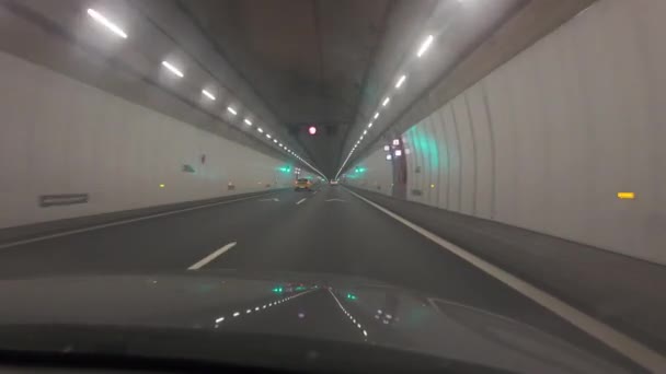 Widok Wnętrza Samochodu Podświetlanego Tunelu Świetle Reflektorów Nocy — Wideo stockowe