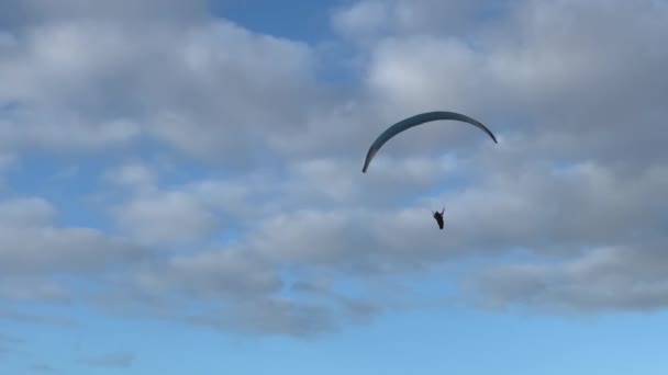 Paraglide Tegen Een Achtergrond Van Blauwe Lucht Met Wolken Een — Stockvideo