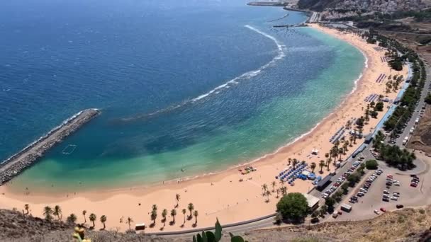 Vacker Tropisk Strand Med Klarblått Havsvatten Turister Som Kopplar Sanden Videoklipp