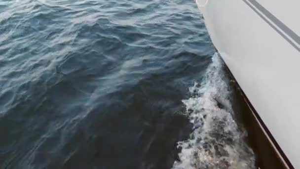 Widok Pokładu Jachtu Dziób Zbliżenie Widok Boku Zielone Morze Fale Filmik Stockowy