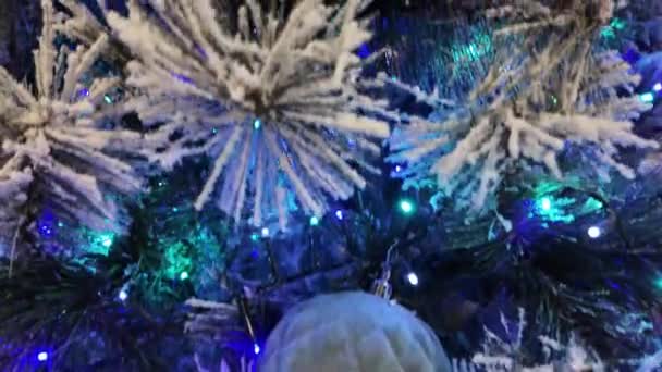 Decorações Natal Com Guirlandas Piscando Uma Árvore Natal Close Câmera — Vídeo de Stock