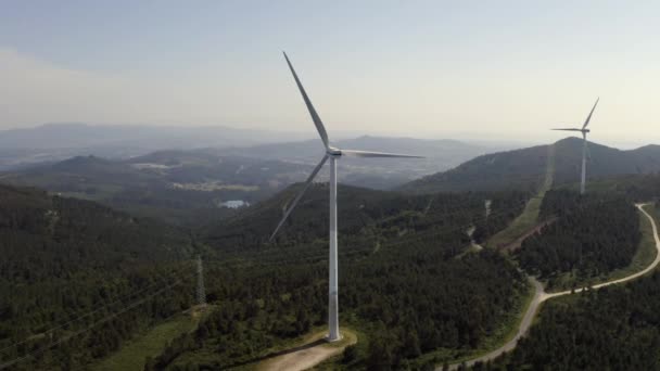 Vindkraftverk Det Gröna Fältet Mot Blå Himmel Skjuten Från Drönare Stockvideo