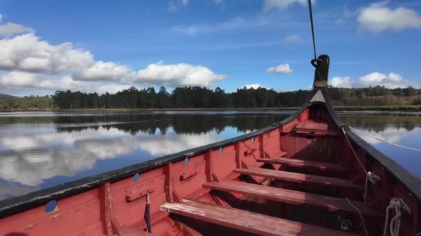 Trä Antika Viking Båt Replika Över Fören Fartyget Vid Ankare Stockfilm