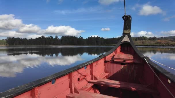 Trä Antika Viking Båt Replika Över Fören Fartyget Vid Ankare Stockvideo